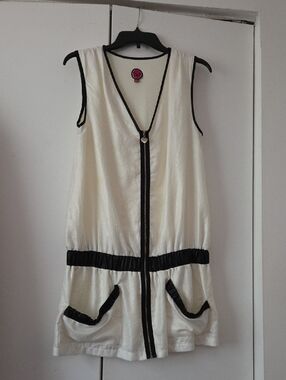 Sleeveless Cream Tunic with Black Trim and Front Zip
